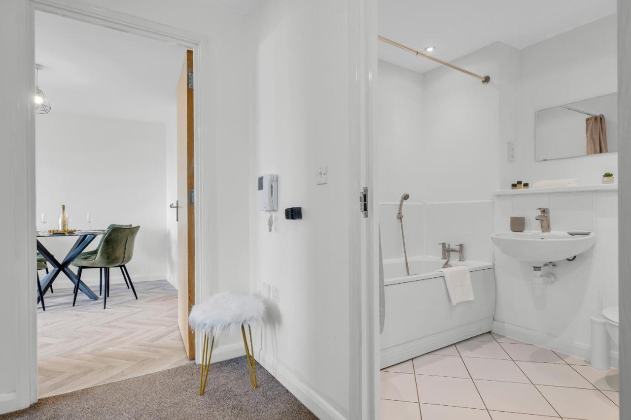 Stylish 4Th Floor 2 Bedroom En Suite City Centre Apartment With Parking By Azura Nights Birmingam Exterior foto