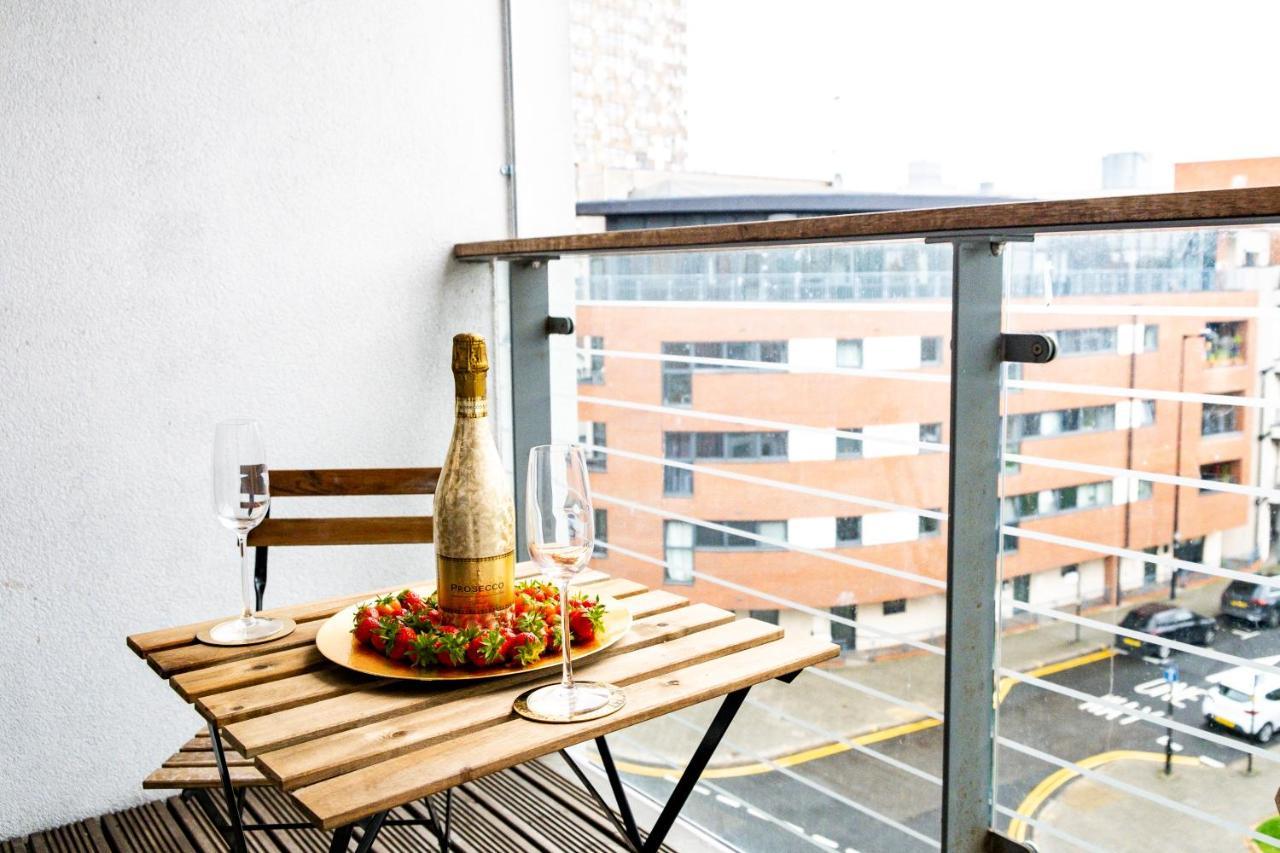 Stylish 4Th Floor 2 Bedroom En Suite City Centre Apartment With Parking By Azura Nights Birmingam Exterior foto