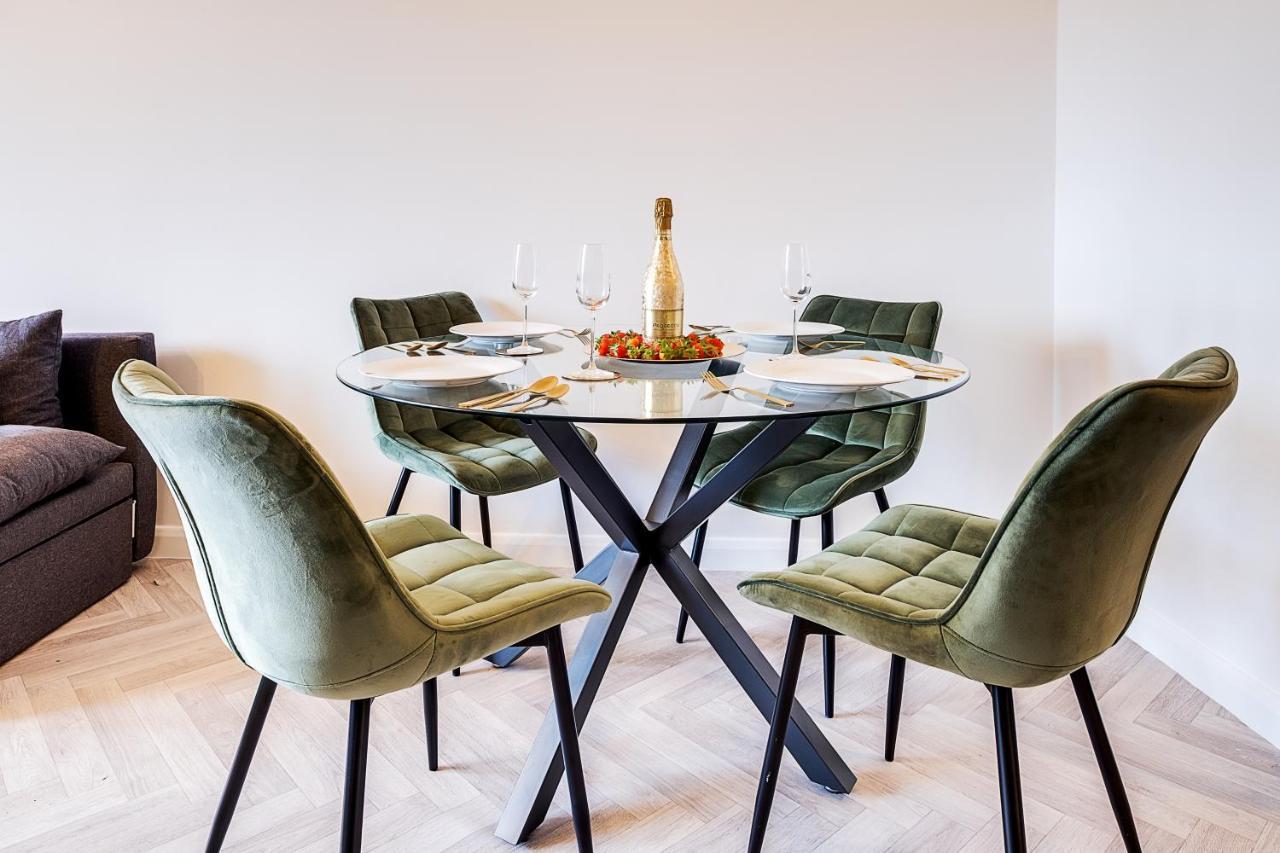 Stylish 4Th Floor 2 Bedroom En Suite City Centre Apartment With Parking By Azura Nights Birmingam Exterior foto